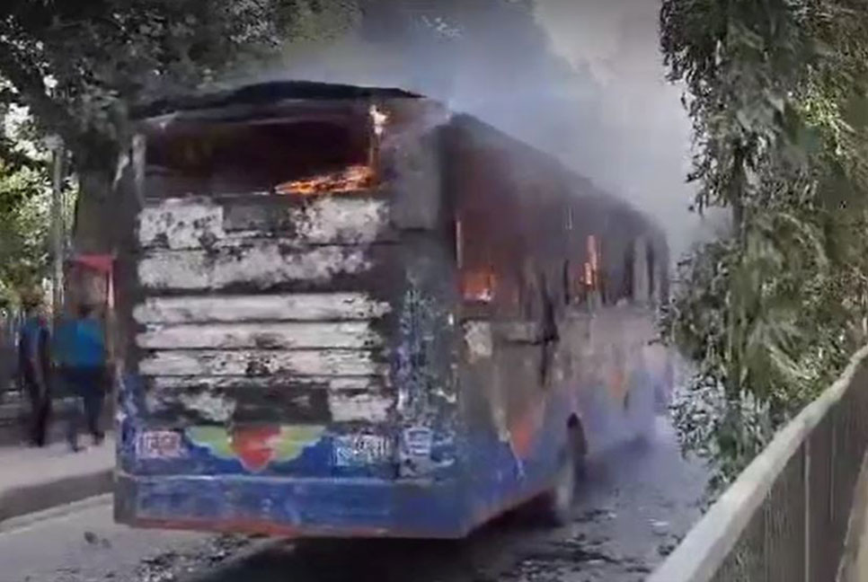 মোহাম্মদপুরে বাসে আগুন