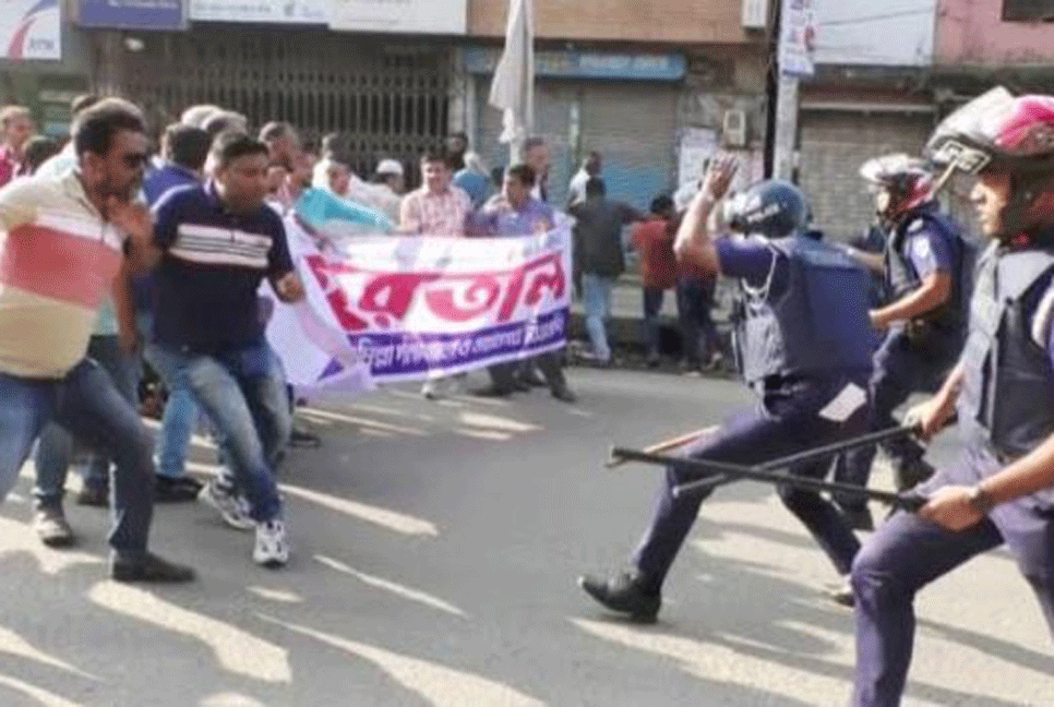 কুমিল্লায় হরতাল সমর্থকদের মিছিলে পুলিশের ধাওয়া
