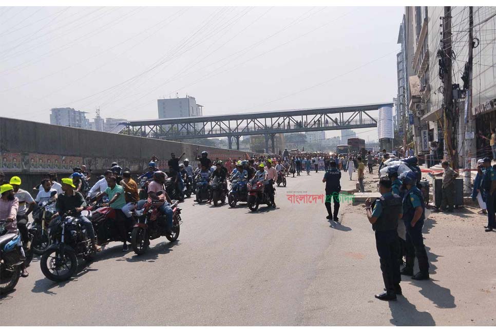 উত্তরায় আওয়ামী লীগের দখলে রাজপথ