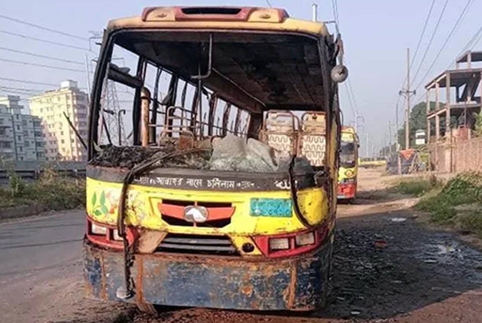 ডেমরায় বাসে আগুন, একজনের মৃত্যু 

