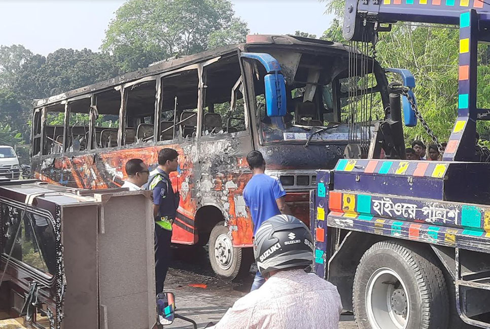 মানিকগঞ্জে যাত্রীবাহী বাসে আগুন