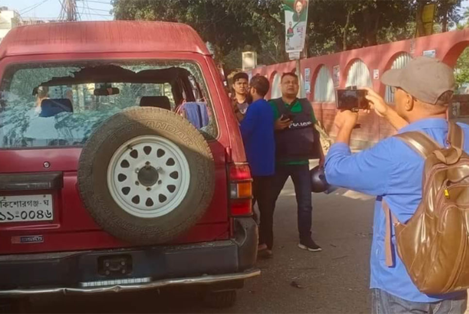 কিশোরগঞ্জে গাড়ি ভাঙচুর, সড়কে আগুন 