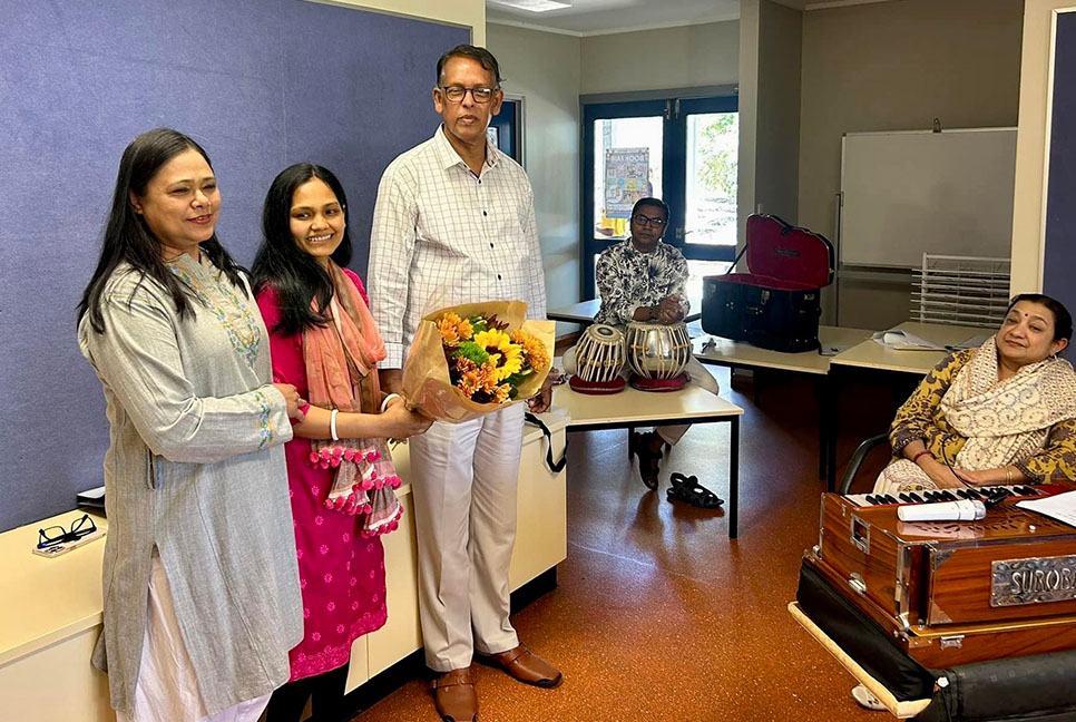 সিডনিতে শিক্ষক বিশাখা পালকে বিদায় জানাল ক্যাম্বেলটাউন বাংলা স্কুল