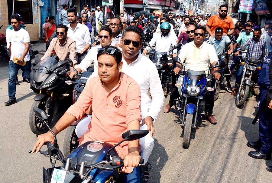 বরিশালে মেয়র সাদিক আবদুল্লাহর নেতৃত্বে আওয়ামী লীগের মোটরসাইকেল মহড়া