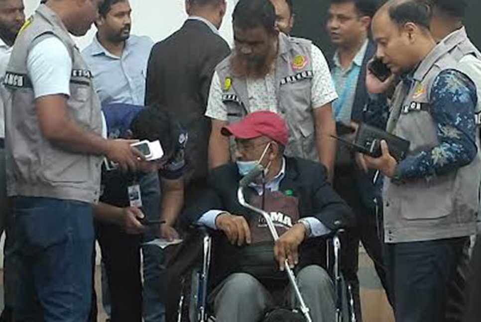 বাইডেনের কথিত উপদেষ্টা আরেফী বিমানবন্দরে আটক

