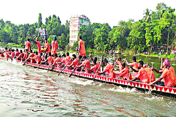 নৌকাবাইচ প্রতিযোগিতায় চিত্রার দুই পাড়ে আনন্দ