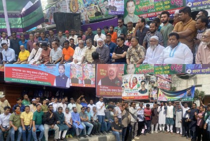 কেন্দ্রীয় কার্যালয়ের সামনে সতর্ক অবস্থানে আওয়ামী লীগের নেতারা