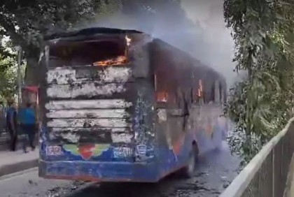 মোহাম্মদপুরে বাসে আগুন