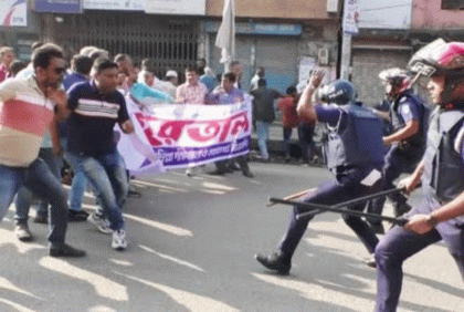 কুমিল্লায় হরতাল সমর্থকদের মিছিলে পুলিশের ধাওয়া