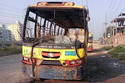 ডেমরায় বাসে আগুন, একজনের মৃত্যু 

