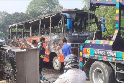 মানিকগঞ্জে যাত্রীবাহী বাসে আগুন