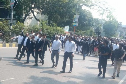 হরতালের সমর্থনে সুপ্রিম কোর্টে বিএনপিপন্থি আইনজীবীদের বিক্ষোভ