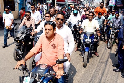 বরিশালে মেয়র সাদিক আবদুল্লাহর নেতৃত্বে আওয়ামী লীগের মোটরসাইকেল মহড়া