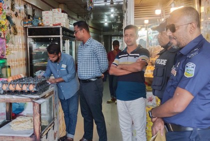 বাসি খাবার বিক্রির দায়ে ভ্রাম্যমাণ আদালতে জরিমানা 