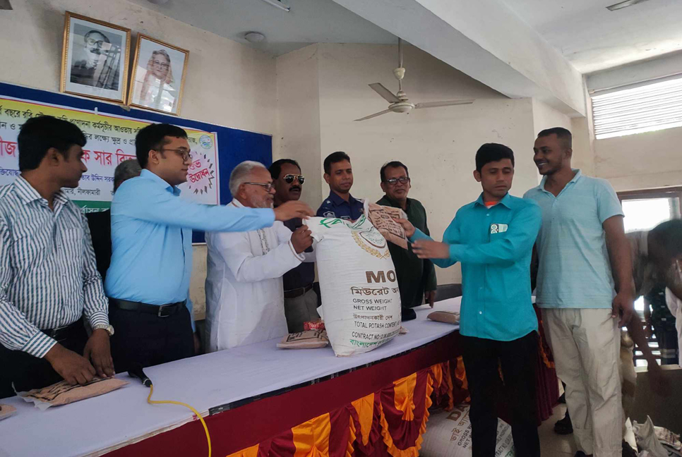 নীলফামারীর ডোমারে বিনামূল্যে বীজ ও সার বিতরণ

