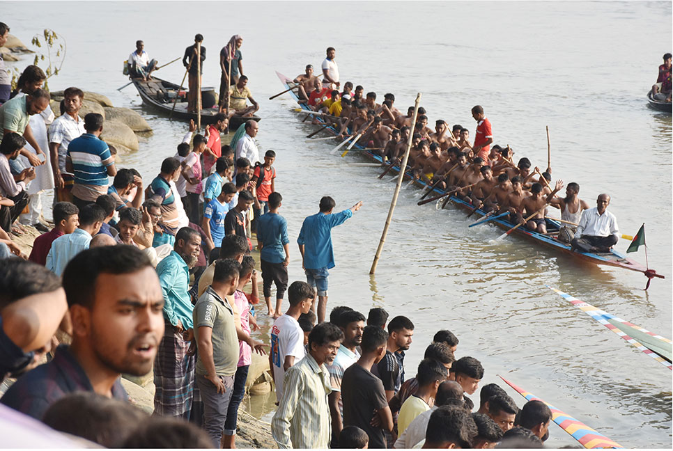 রাজবাড়ীর গড়াই নদীতে নৌকা বাইচ, মানুষের ঢল