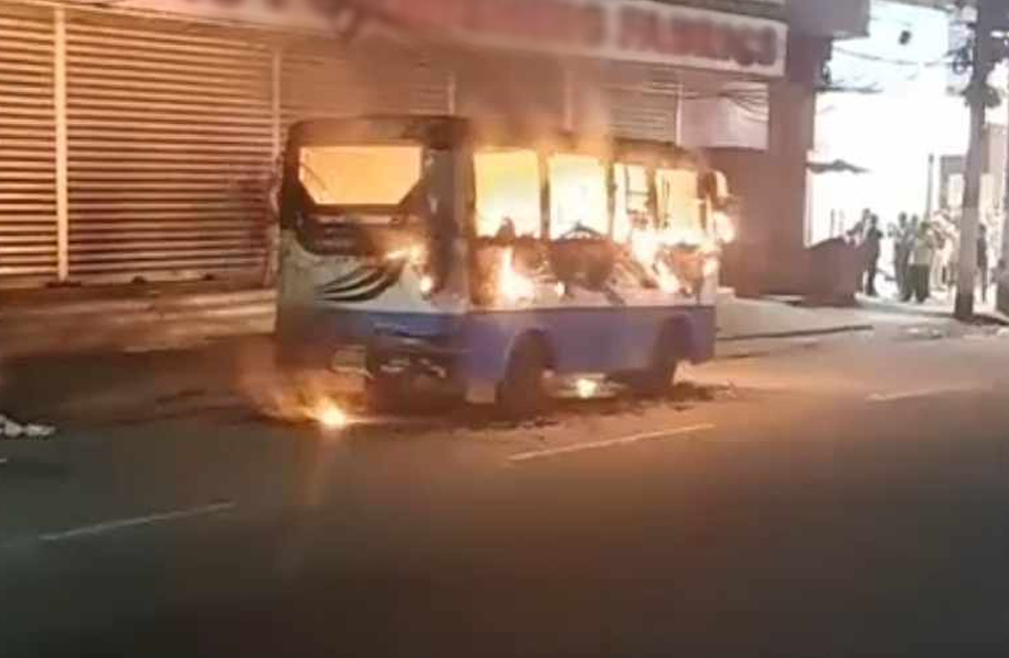 চট্টগ্রামে বাসে আগুন দিয়েছে দুর্বৃত্তরা 