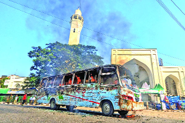 দুই দিনে ১২ বাসে আগুন ১০০ বাস ভাঙচুর