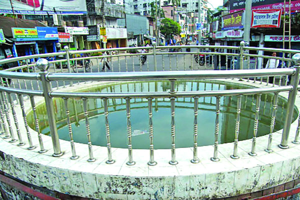 অচল ফোয়ারায় জনদুর্ভোগ