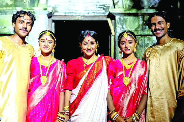 যমজ তারকা নিয়ে ‘মায়া’
