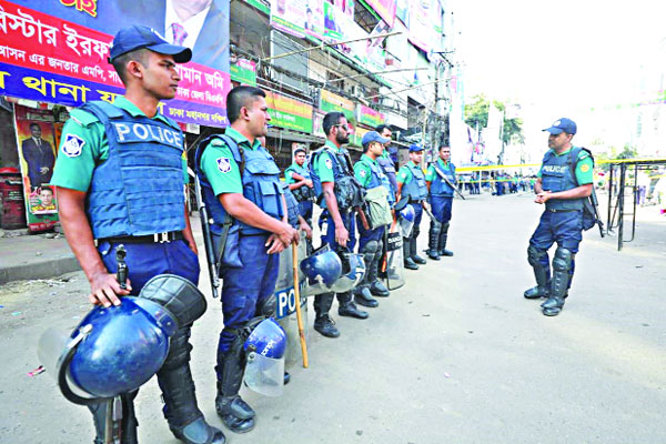 পুলিশে সর্বোচ্চ সতর্কতা