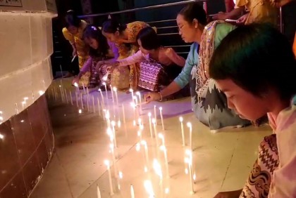 প্রবারণা উৎসবে মোমবাতি প্রজ্জ্বলন