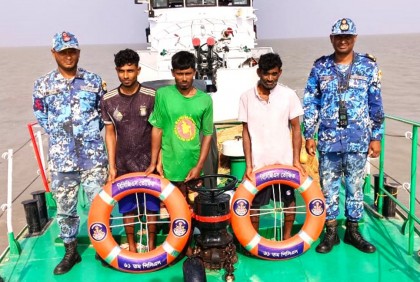 ট্রলার ডুবির তিনদিন পর ৩ জেলে উদ্ধার