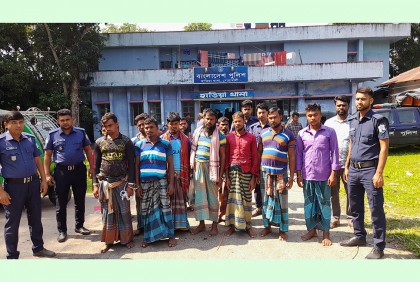 হাতিয়ায় মেঘনা নদীতে ইলিশ ধরায় ১৪ জেলে আটক