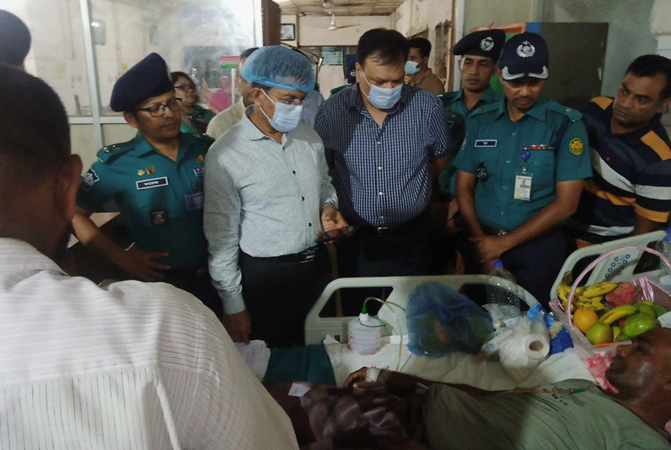 আহত পুলিশ সদস্যদের খোঁজ নিতে ঢামেকে ডিএমপি কমিশনার