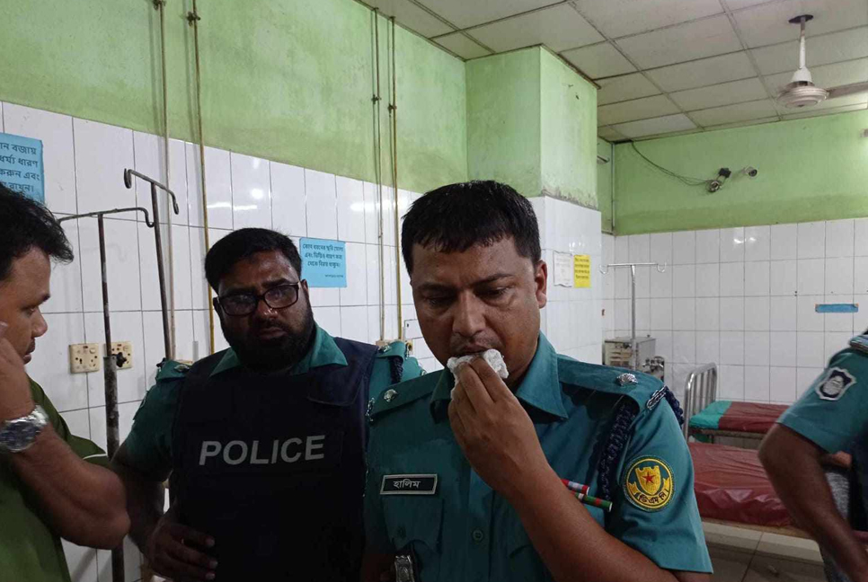 ঢামেক এলাকায় হামলায় তিন পুলিশ সদস্য আহত