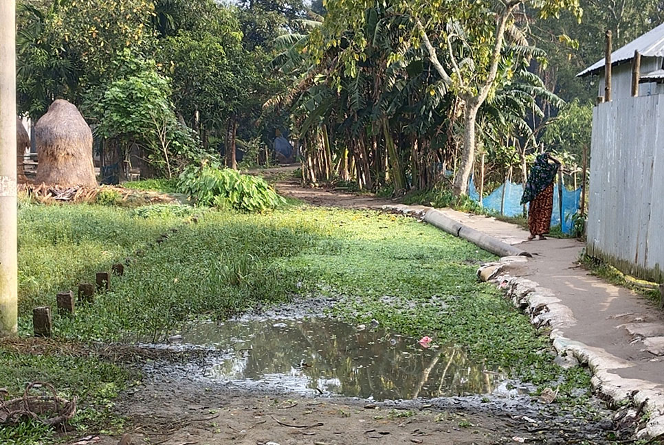সড়ক মেরামতের অভাবে ভোগান্তিতে ১০ গ্রামের মানুষ 