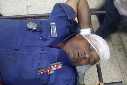 আড়াইহাজারে আহত পুলিশ সদস্য ঢামেকে চিকিৎসাধীন