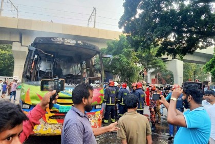কদমফোয়ারার সামনে বাসে আগুন


