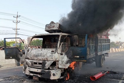 কালিয়াকৈরে পাঁচ ঘণ্টায় ১৩ গাড়ি ৪ মোটরসাইকেলে আগুন দিলেন শ্রমিকরা