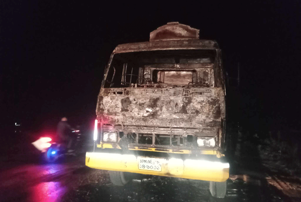 সিরাজগঞ্জে গম বোঝাই ট্রাকে আগুন