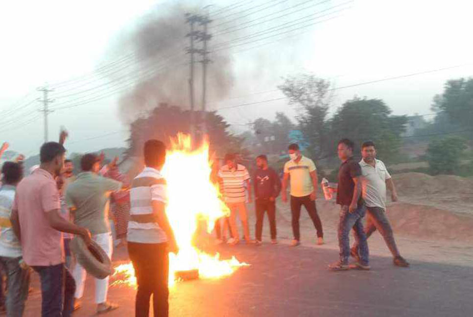 সোনারগাঁয়ে সড়কে আগুন জ্বালিয়ে যুবদলের বিক্ষোভ
