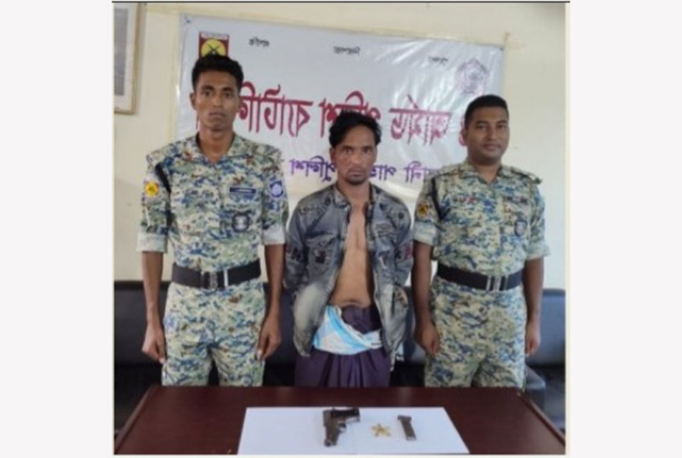 রোহিঙ্গা ক্যাম্প থেকে অস্ত্র-গুলিসহ আরসার কমান্ডার গ্রেফতার 