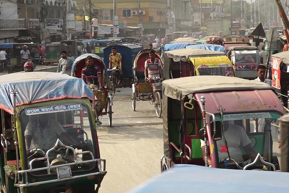 তিন চাকার দখলে কুষ্টিয়া মহাসড়ক