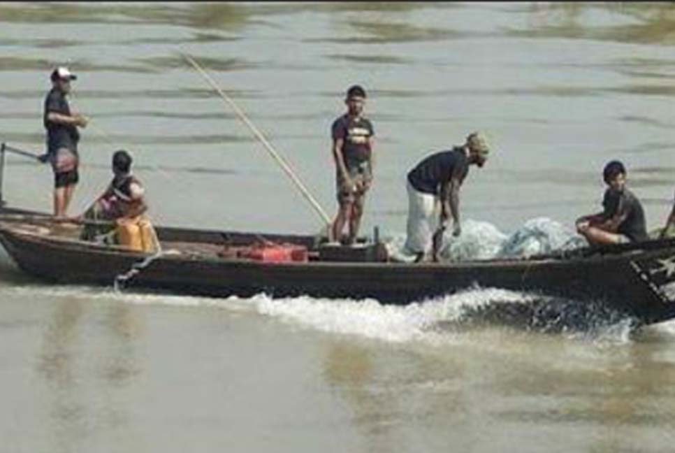 কাল মধ্যরাত থেকে ইলিশ আহরণে নামবে জেলেরা