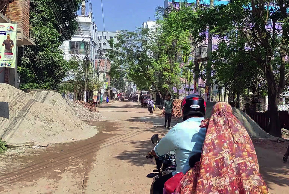 ভোগান্তি কাটছে না
দিনাজপুরে পৌর নাগরিকদের 