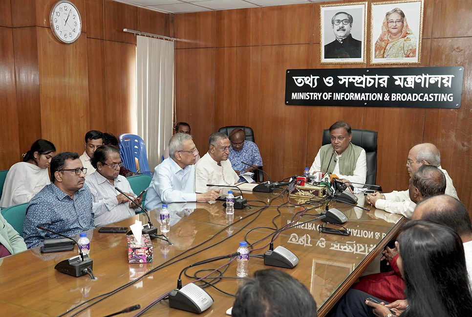 সন্ত্রাস-নৈরাজ্যের বিরুদ্ধে জনমত গঠনে সম্পাদকদের প্রতি তথ্যমন্ত্রীর আহ্বান

