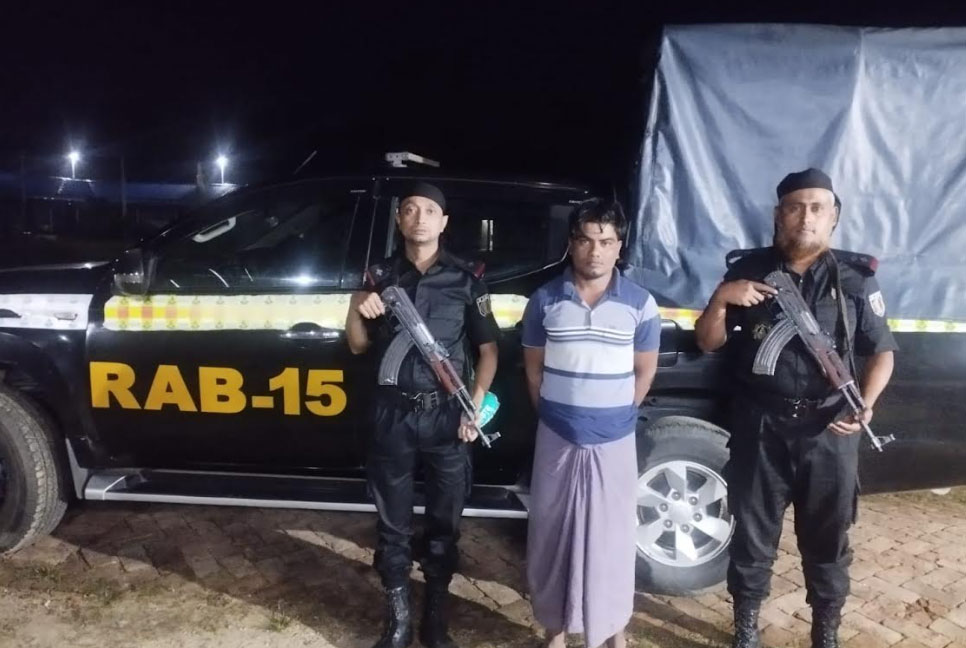 উখিয়ায় যৌথ অভিযানে অস্ত্র ও কার্তুজসহ আরসার তালিকাভুক্ত সন্ত্রাসী গ্রেফতার