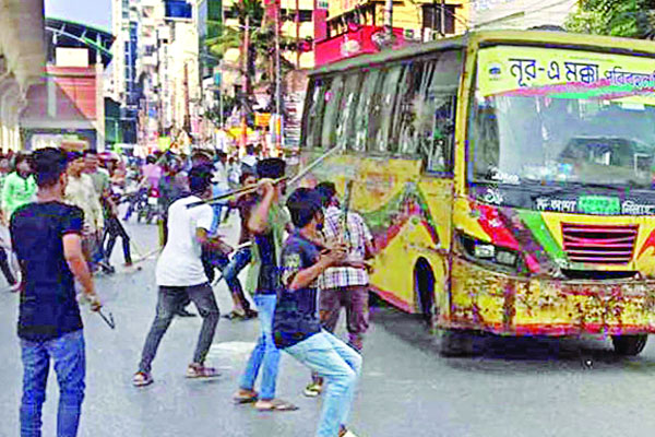 দিনভর সংঘর্ষ শ্রমিক-পুলিশ
