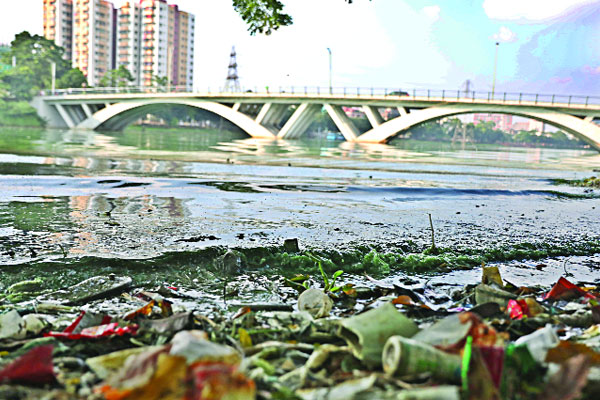 বর্জ্যে বিপর্যস্ত হাতিরঝিল