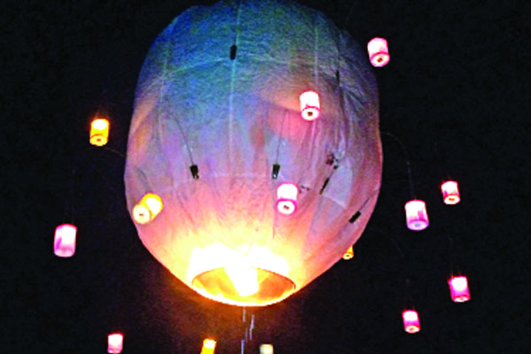 সবচেয়ে বড় ফানুস ওড়াল রাখাইনরা