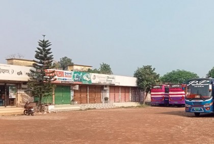 নাটোরে বাস কাউন্টার খোলা থাকলেও ছিল না যাত্রী