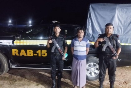 উখিয়ায় যৌথ অভিযানে অস্ত্র ও কার্তুজসহ আরসার তালিকাভুক্ত সন্ত্রাসী গ্রেফতার