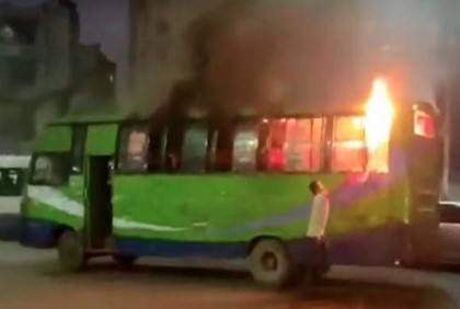 শ্যামলীতে বাসে আগুন

