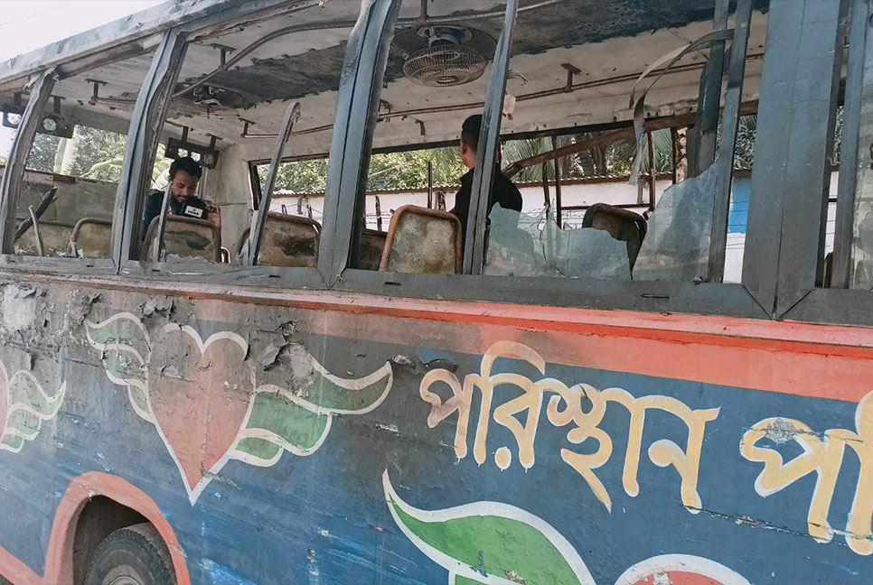 উত্তরায় যাত্রীবাহী বাসে আগুন