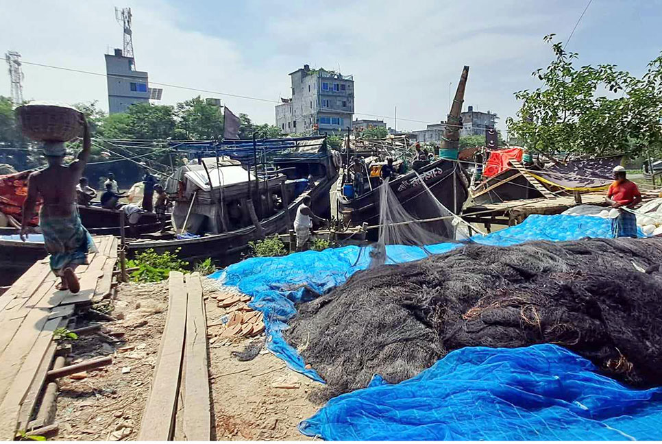ইলিশ আহরণে চলছে প্রস্তুতি 